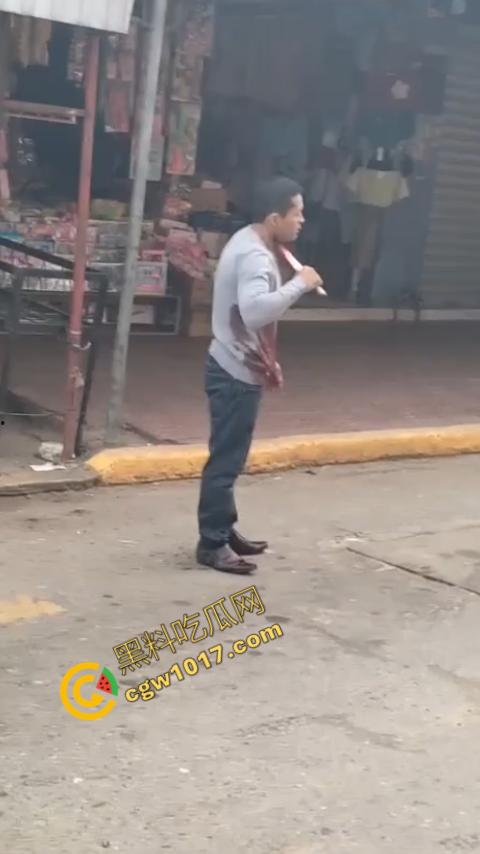 国外男子竟当街自残,刀割喉咙鲜血四溅,群众惊恐围观,男子倒地不省人事,惨烈一幕令人心悸胆战!