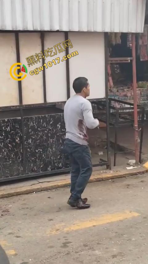 国外男子竟当街自残,刀割喉咙鲜血四溅,群众惊恐围观,男子倒地不省人事,惨烈一幕令人心悸胆战!