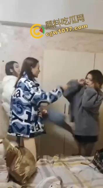 蛇毒心肠啊！高挑美女上门寻仇群殴，上来就是一脚，直接围在角落打，身材这么好的小美，想不到是这样的人啊！