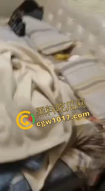 蛇毒心肠啊！高挑美女上门寻仇群殴，上来就是一脚，直接围在角落打，身材这么好的小美，想不到是这样的人啊！