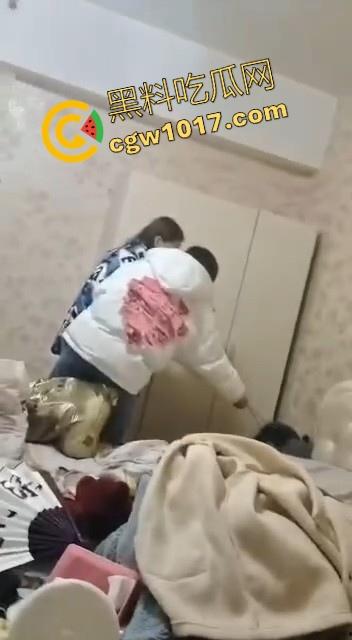 蛇毒心肠啊！高挑美女上门寻仇群殴，上来就是一脚，直接围在角落打，身材这么好的小美，想不到是这样的人啊！