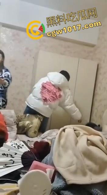 蛇毒心肠啊！高挑美女上门寻仇群殴，上来就是一脚，直接围在角落打，身材这么好的小美，想不到是这样的人啊！