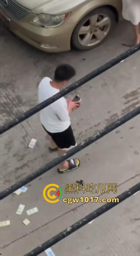 街头白衣猛男当街暴打短裙少妇，猛扯白裙少妇，直接一个过肩摔，把人摔得狗吃屎一样，手中钱散落街头！