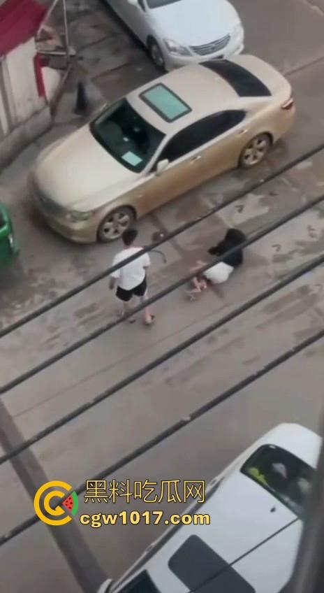 街头白衣猛男当街暴打短裙少妇，猛扯白裙少妇，直接一个过肩摔，把人摔得狗吃屎一样，手中钱散落街头！