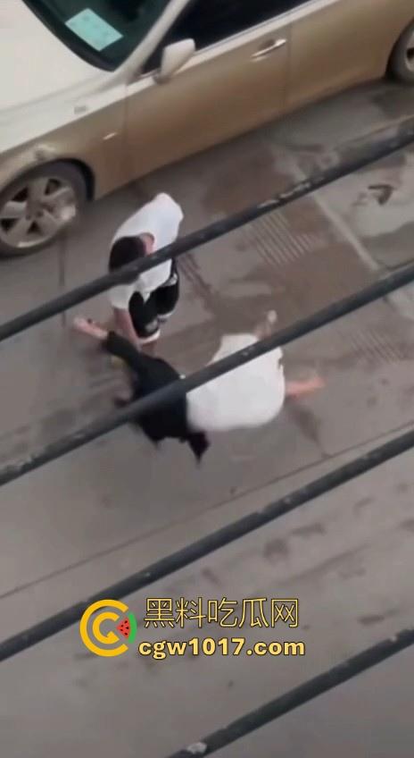 街头白衣猛男当街暴打短裙少妇，猛扯白裙少妇，直接一个过肩摔，把人摔得狗吃屎一样，手中钱散落街头！