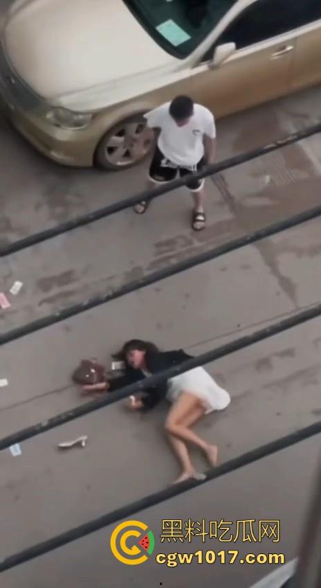 街头白衣猛男当街暴打短裙少妇，猛扯白裙少妇，直接一个过肩摔，把人摔得狗吃屎一样，手中钱散落街头！