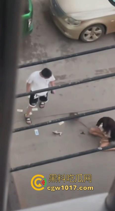 街头白衣猛男当街暴打短裙少妇，猛扯白裙少妇，直接一个过肩摔，把人摔得狗吃屎一样，手中钱散落街头！