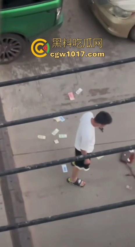 街头白衣猛男当街暴打短裙少妇，猛扯白裙少妇，直接一个过肩摔，把人摔得狗吃屎一样，手中钱散落街头！