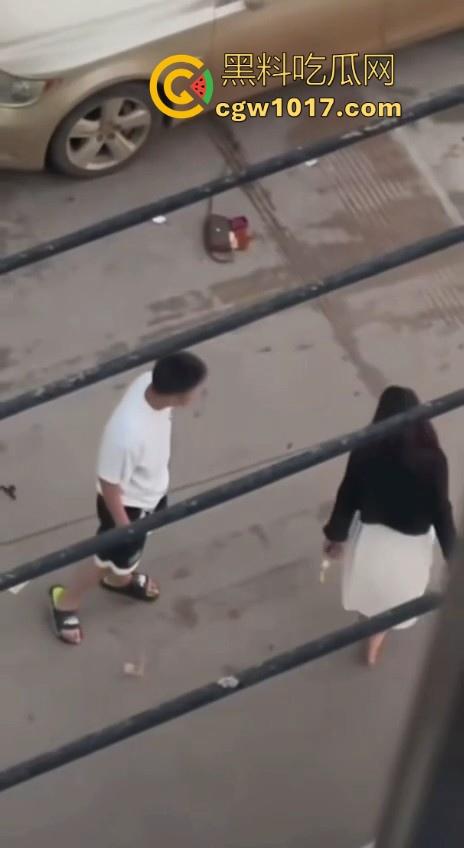 街头白衣猛男当街暴打短裙少妇，猛扯白裙少妇，直接一个过肩摔，把人摔得狗吃屎一样，手中钱散落街头！