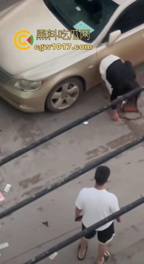 街头白衣猛男当街暴打短裙少妇，猛扯白裙少妇，直接一个过肩摔，把人摔得狗吃屎一样，手中钱散落街头！