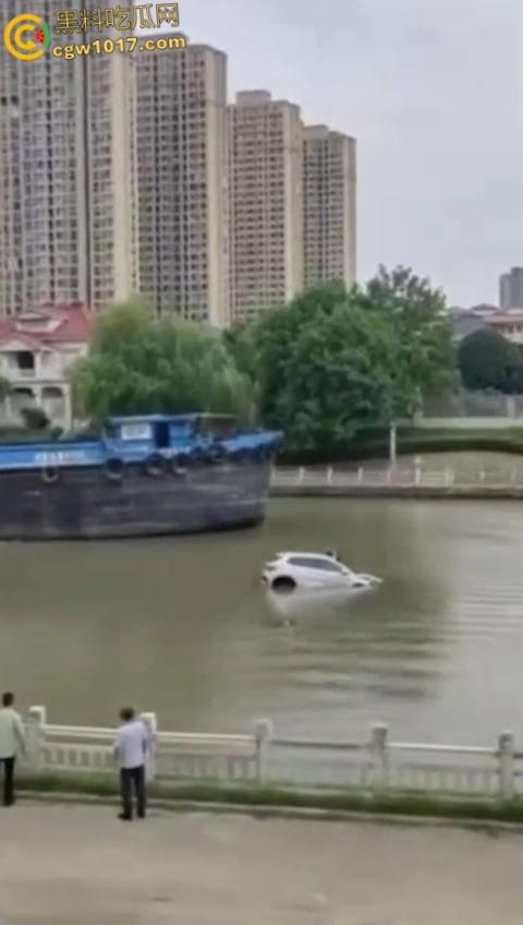 丹阳女司机油门当刹车,车子冲破栏杆栽进九曲河,幸好车窗围观女司机命大脱险,惊魂未定一出湿身戏!