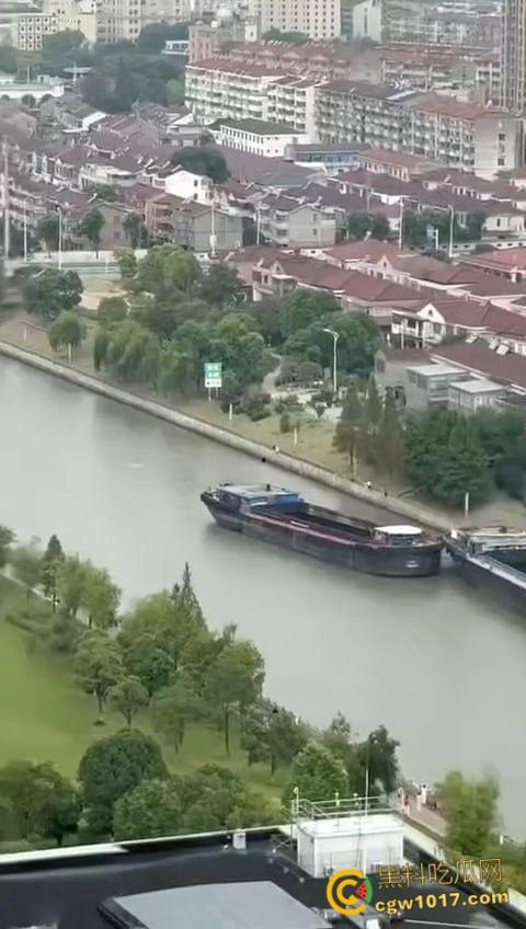 丹阳女司机油门当刹车,车子冲破栏杆栽进九曲河,幸好车窗围观女司机命大脱险,惊魂未定一出湿身戏!