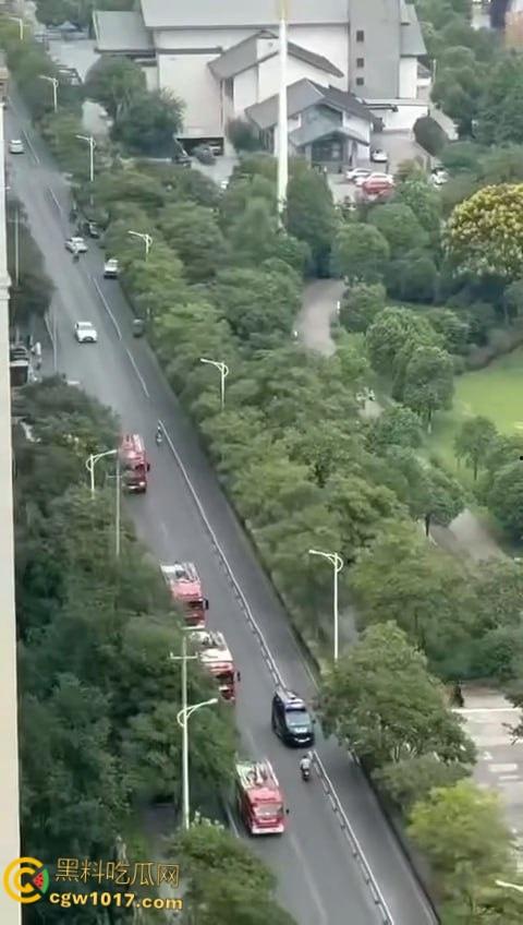 丹阳女司机油门当刹车,车子冲破栏杆栽进九曲河,幸好车窗围观女司机命大脱险,惊魂未定一出湿身戏!