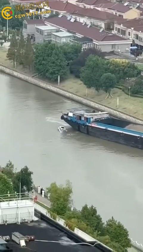 丹阳女司机油门当刹车,车子冲破栏杆栽进九曲河,幸好车窗围观女司机命大脱险,惊魂未定一出湿身戏!