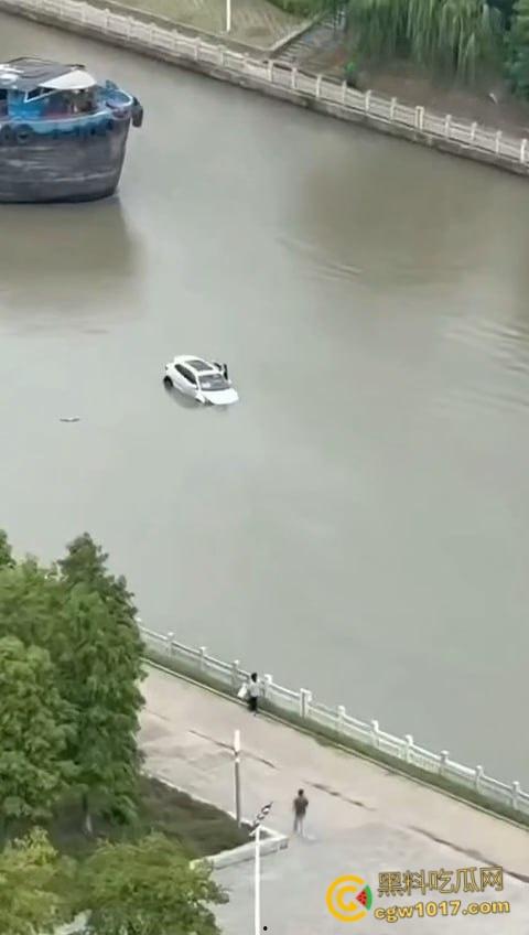 丹阳女司机油门当刹车,车子冲破栏杆栽进九曲河,幸好车窗围观女司机命大脱险,惊魂未定一出湿身戏!