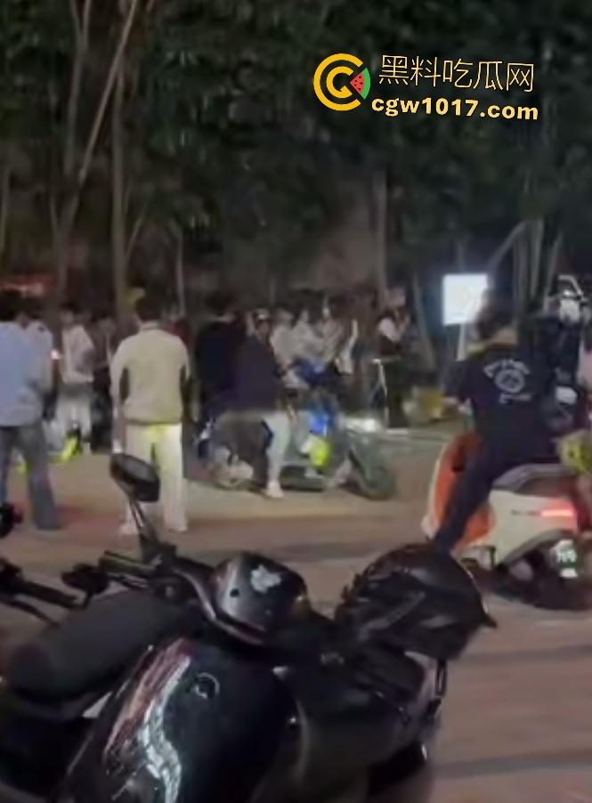 广州增城新塘万和百货,精神小伙鬼火约架,一刀捅死对方血流比杀猪水还多,大爷看戏被撵,哪凉快待着去!