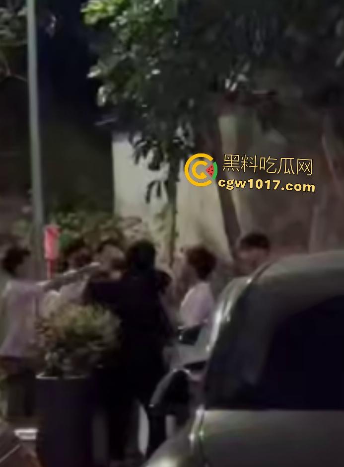 广州增城新塘万和百货,精神小伙鬼火约架,一刀捅死对方血流比杀猪水还多,大爷看戏被撵,哪凉快待着去!