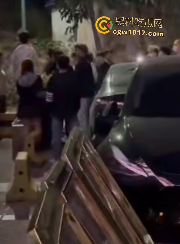 广州增城新塘万和百货,精神小伙鬼火约架,一刀捅死对方血流比杀猪水还多,大爷看戏被撵,哪凉快待着去!