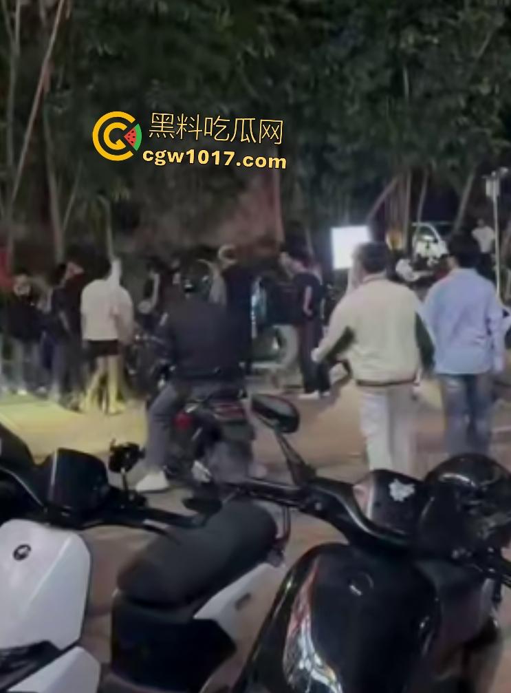 广州增城新塘万和百货,精神小伙鬼火约架,一刀捅死对方血流比杀猪水还多,大爷看戏被撵,哪凉快待着去!