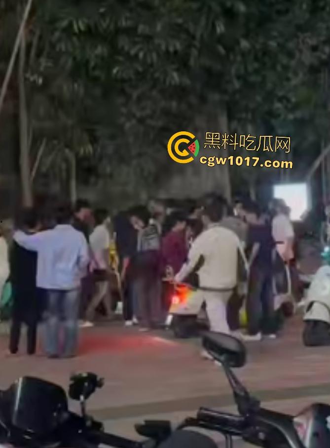 广州增城新塘万和百货,精神小伙鬼火约架,一刀捅死对方血流比杀猪水还多,大爷看戏被撵,哪凉快待着去!