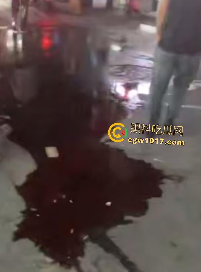 广州增城新塘万和百货,精神小伙鬼火约架,一刀捅死对方血流比杀猪水还多,大爷看戏被撵,哪凉快待着去!