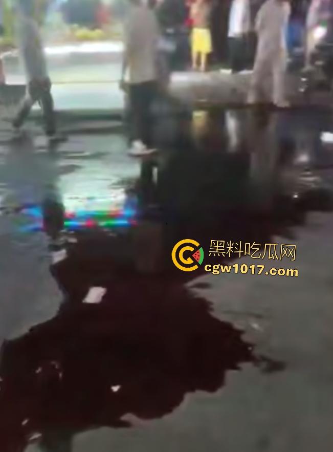 广州增城新塘万和百货,精神小伙鬼火约架,一刀捅死对方血流比杀猪水还多,大爷看戏被撵,哪凉快待着去!