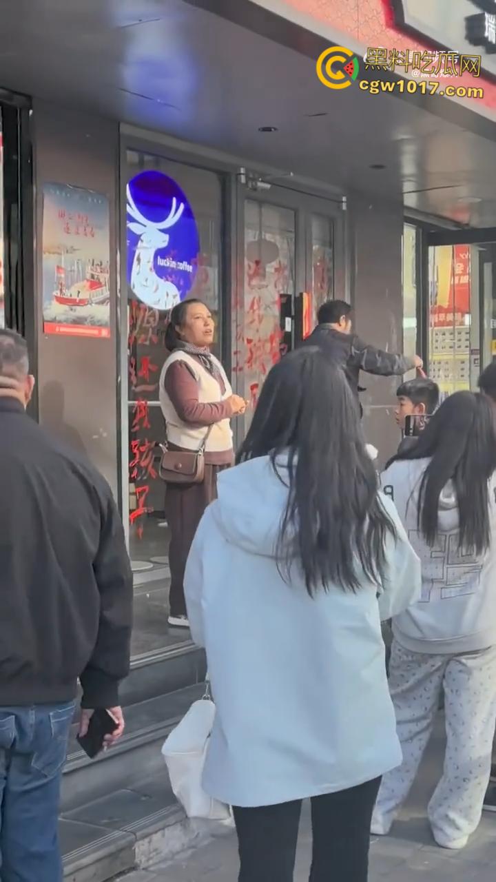 震惊!延安瑞幸老板团建灌酒女员工,次日高血压猝死医院,父母街头刷油漆痛哭:谁来还我女儿命?