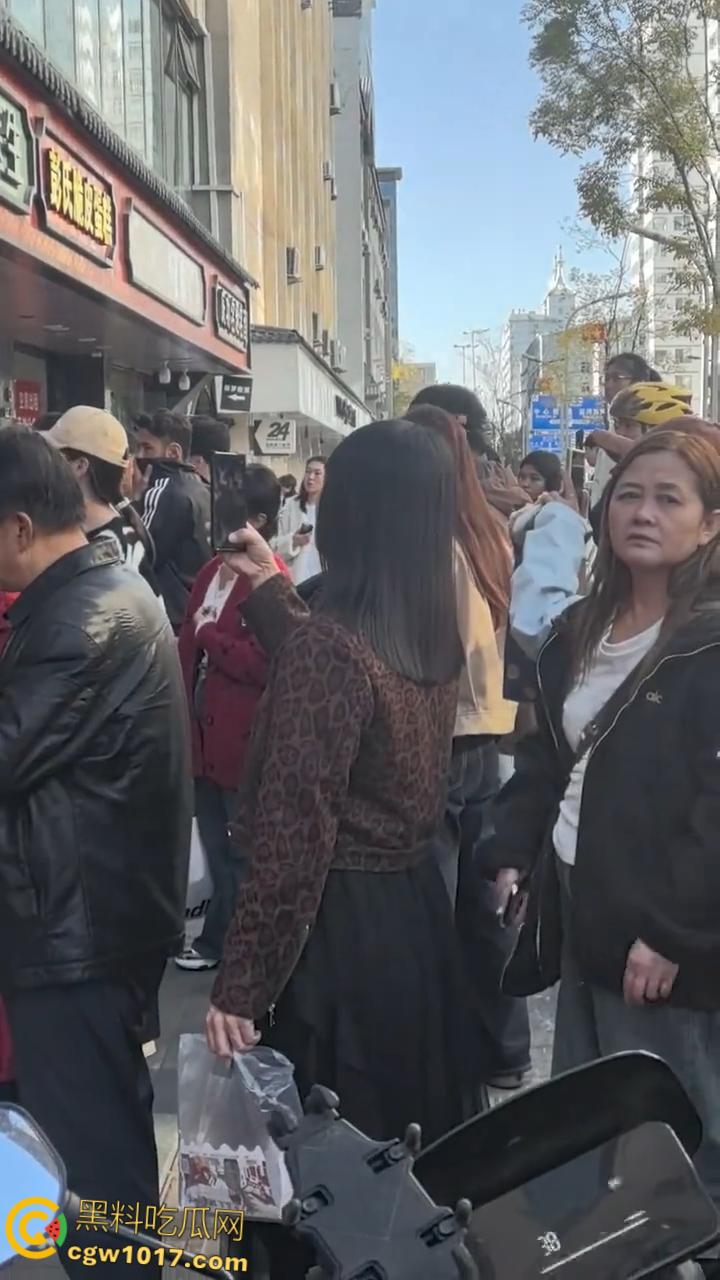 震惊!延安瑞幸老板团建灌酒女员工,次日高血压猝死医院,父母街头刷油漆痛哭:谁来还我女儿命?