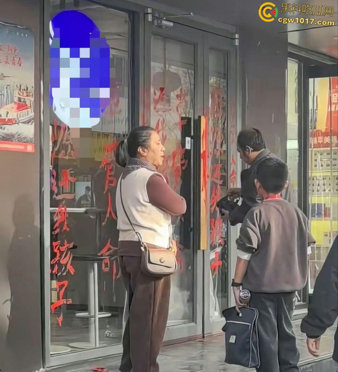 震惊!延安瑞幸老板团建灌酒女员工,次日高血压猝死医院,父母街头刷油漆痛哭:谁来还我女儿命?