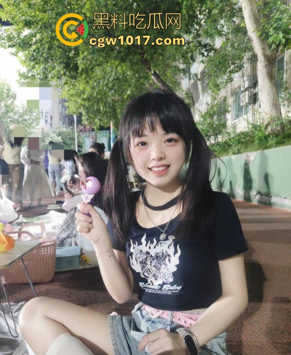 学生情侣学校储藏室偷吃禁果被偷拍,直接解开裤子让女的舔硬然后压倒抽插,淫荡小穴疯狂流水,是真的羡慕呀!