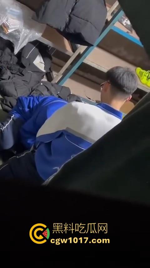 学生情侣学校储藏室偷吃禁果被偷拍,直接解开裤子让女的舔硬然后压倒抽插,淫荡小穴疯狂流水,是真的羡慕呀!