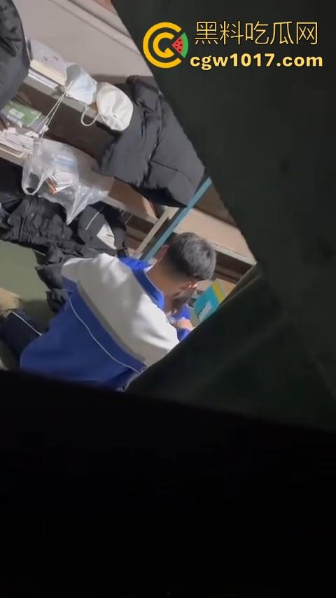 学生情侣学校储藏室偷吃禁果被偷拍,直接解开裤子让女的舔硬然后压倒抽插,淫荡小穴疯狂流水,是真的羡慕呀!