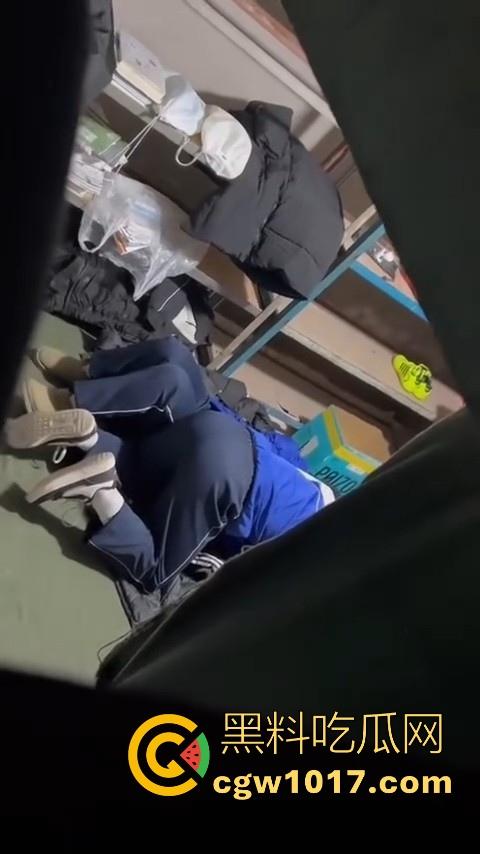 学生情侣学校储藏室偷吃禁果被偷拍,直接解开裤子让女的舔硬然后压倒抽插,淫荡小穴疯狂流水,是真的羡慕呀!