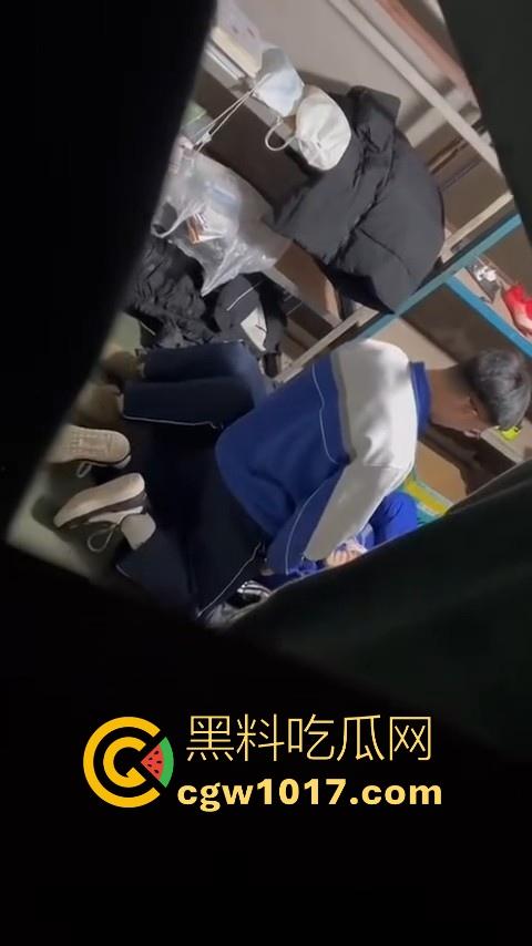 学生情侣学校储藏室偷吃禁果被偷拍,直接解开裤子让女的舔硬然后压倒抽插,淫荡小穴疯狂流水,是真的羡慕呀!