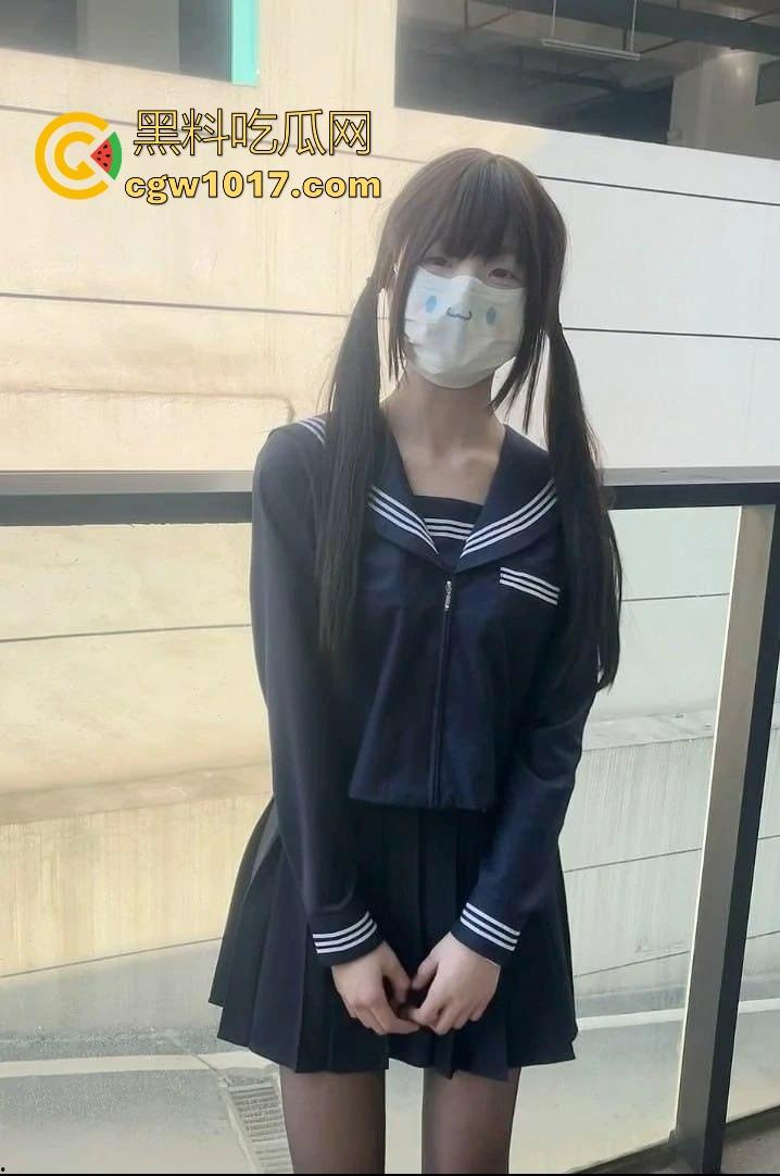 学生情侣学校储藏室偷吃禁果被偷拍,直接解开裤子让女的舔硬然后压倒抽插,淫荡小穴疯狂流水,是真的羡慕呀!