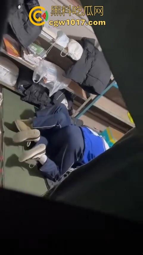 学生情侣学校储藏室偷吃禁果被偷拍,直接解开裤子让女的舔硬然后压倒抽插,淫荡小穴疯狂流水,是真的羡慕呀!