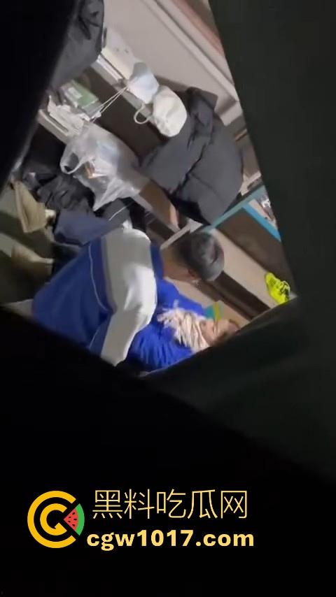 学生情侣学校储藏室偷吃禁果被偷拍,直接解开裤子让女的舔硬然后压倒抽插,淫荡小穴疯狂流水,是真的羡慕呀!