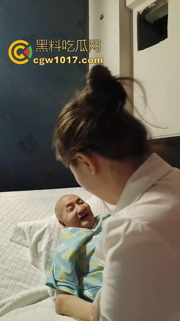 姜还是老的辣!73岁大爷洗脚按摩,平时省吃俭用,就是要把钱花在刀刃上,大爷还是你大爷,活的真通透!