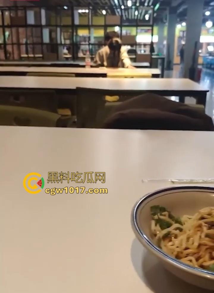 餐厅内情侣大胆玩抠逼,妹子表情扭曲高潮,全自动骑乘榨精,从娇羞到高潮喷潮,合着我们都是你们pay中的一环呗!