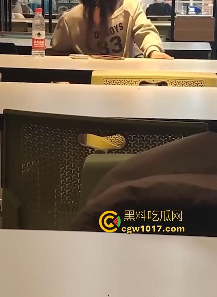 餐厅内情侣大胆玩抠逼,妹子表情扭曲高潮,全自动骑乘榨精,从娇羞到高潮喷潮,合着我们都是你们pay中的一环呗!