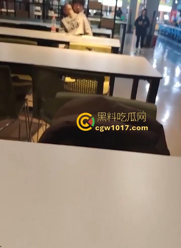 餐厅内情侣大胆玩抠逼,妹子表情扭曲高潮,全自动骑乘榨精,从娇羞到高潮喷潮,合着我们都是你们pay中的一环呗!