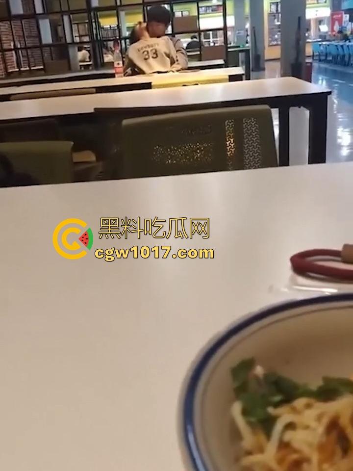 餐厅内情侣大胆玩抠逼,妹子表情扭曲高潮,全自动骑乘榨精,从娇羞到高潮喷潮,合着我们都是你们pay中的一环呗!