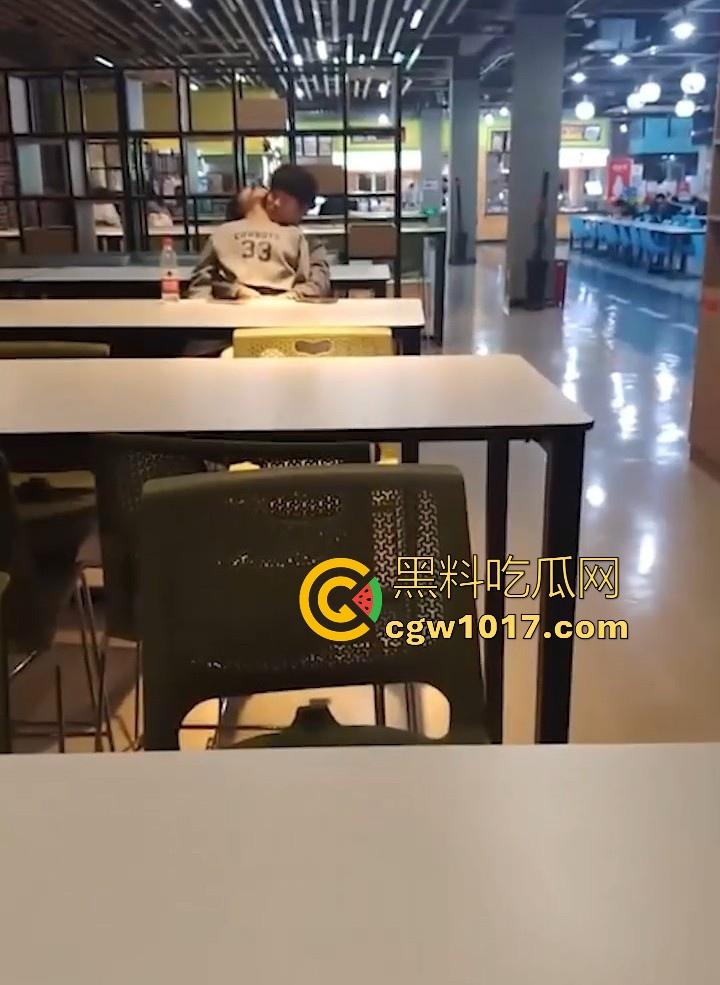 餐厅内情侣大胆玩抠逼,妹子表情扭曲高潮,全自动骑乘榨精,从娇羞到高潮喷潮,合着我们都是你们pay中的一环呗!