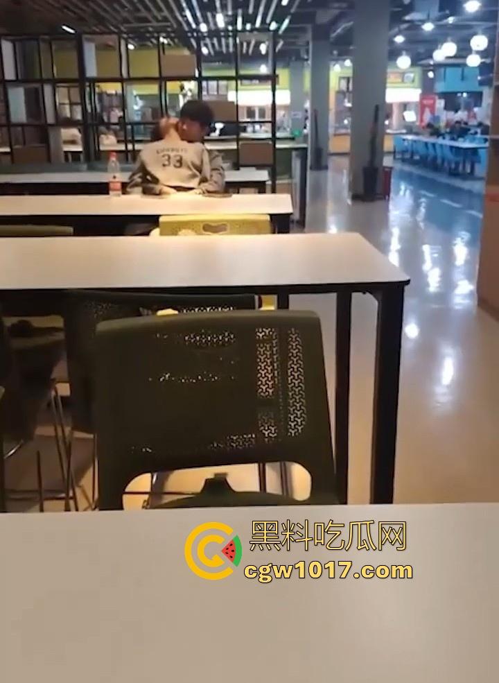 餐厅内情侣大胆玩抠逼,妹子表情扭曲高潮,全自动骑乘榨精,从娇羞到高潮喷潮,合着我们都是你们pay中的一环呗!