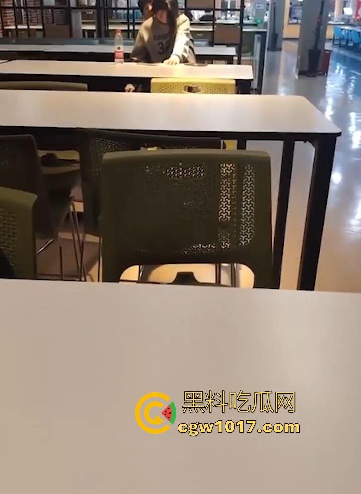 餐厅内情侣大胆玩抠逼,妹子表情扭曲高潮,全自动骑乘榨精,从娇羞到高潮喷潮,合着我们都是你们pay中的一环呗!