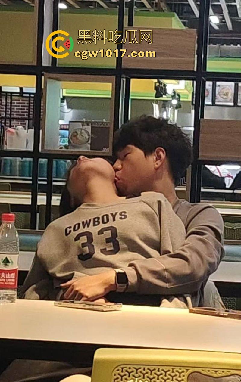 餐厅内情侣大胆玩抠逼,妹子表情扭曲高潮,全自动骑乘榨精,从娇羞到高潮喷潮,合着我们都是你们pay中的一环呗!