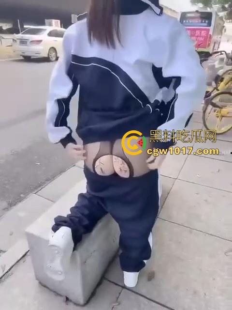 主人的新任务！清纯反差学妹户外找路人在肥臀上写淫语，写完还在其路边露出供观赏，还是你们会玩啊！