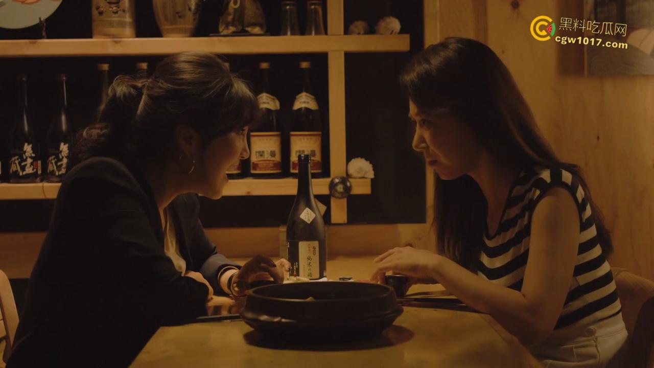 韩国三级伦理《年轻的姐夫 》，从小被领养的妹妹偷窥姐姐做爱，翘臀瑜伽勾引姐夫，娇小美乳身材被疯狂打桩！