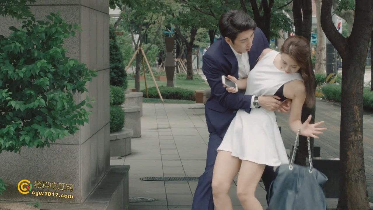 韩国三级伦理《年轻的姐夫 》，从小被领养的妹妹偷窥姐姐做爱，翘臀瑜伽勾引姐夫，娇小美乳身材被疯狂打桩！