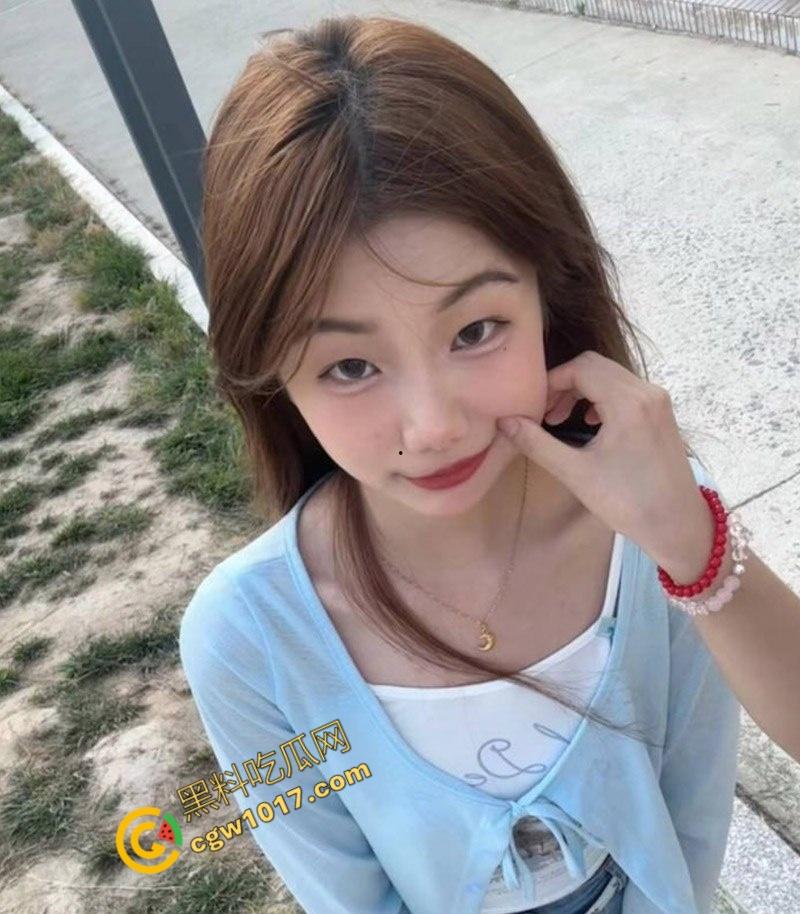 山东精神小妹【施雅雯】被调教视频曝光：酒店走廊、男厕所大尺度露出，露脸口交，骚到极致！